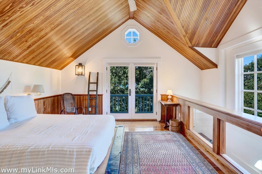 94 Menemsha Inn Road, Chilmark – 1 Family – $8,950,000