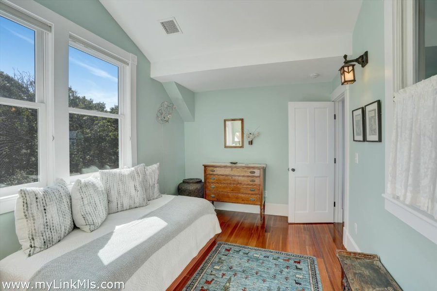 94 Menemsha Inn Road, Chilmark – 1 Family – $8,950,000